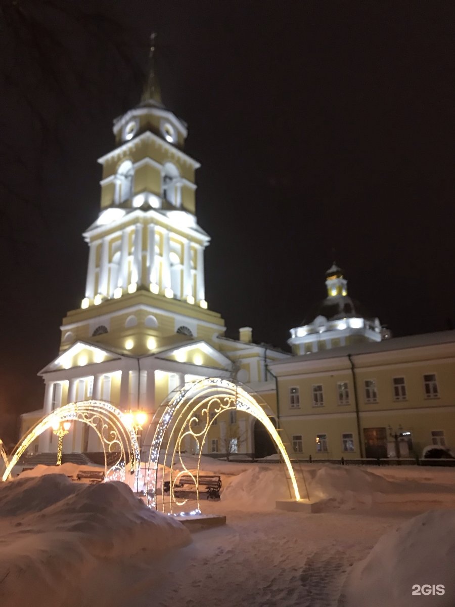 Пермская галерея ночью