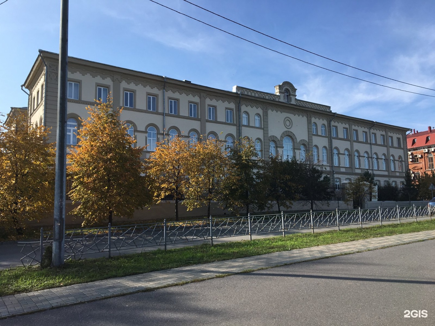 Ребенок дарит маме подарок Ребенок дарит маме подарок