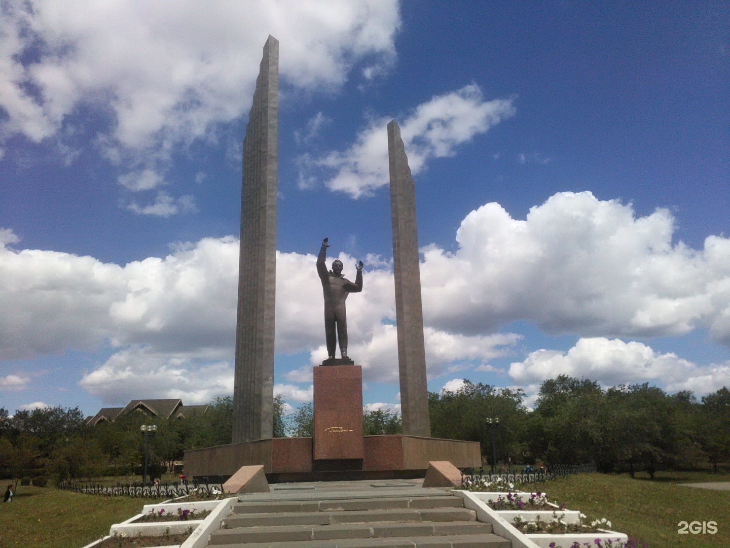 Памятник ю а Гагарину Оренбург
