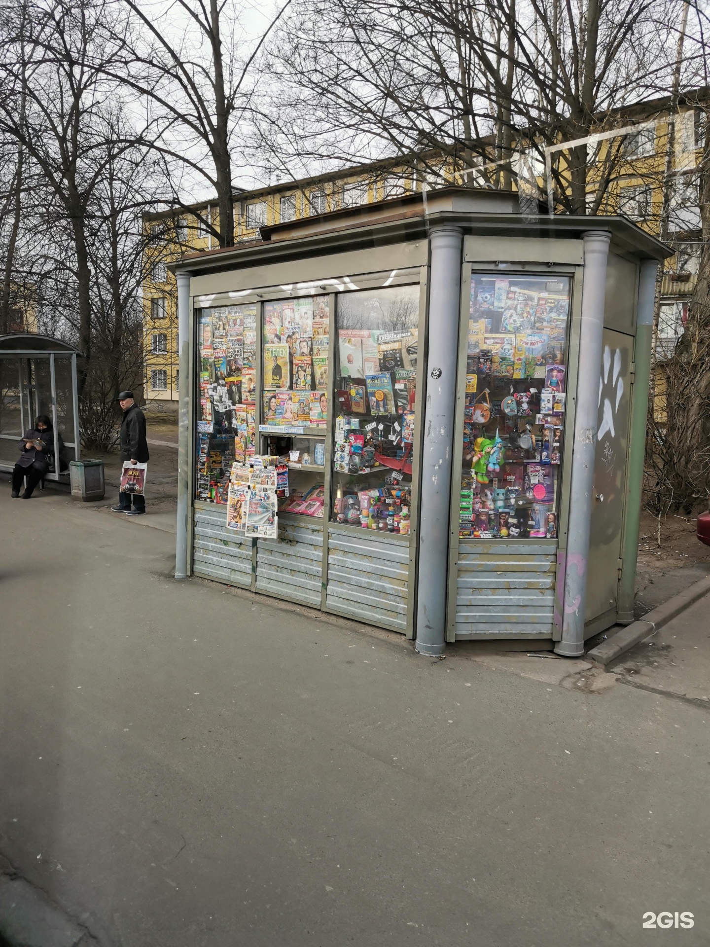 Снос торговых павильонов в спб ларьков. Ларьки Санкт Петербург. Киоск СПБ. Метро в 2000 СПБ ларьки. Свалка старых ларьков в Санкт Петербурге.