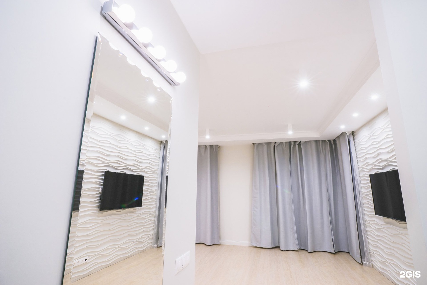 Комната после ремонта. Сколько обойдется ремонт комнаты. Евроремонт зала без мебели. Ремонт 2х комнатной квартиры. Дешевый интерьер гостиной.