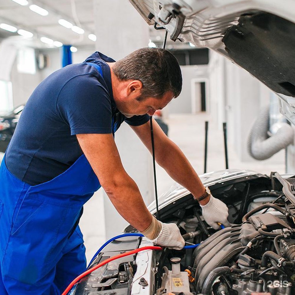Автомеханик фото. То автомобиля. Мелкий ремонт автомобиля. Арматурщик автомобильный. Техническое обслуживание автомобиля.