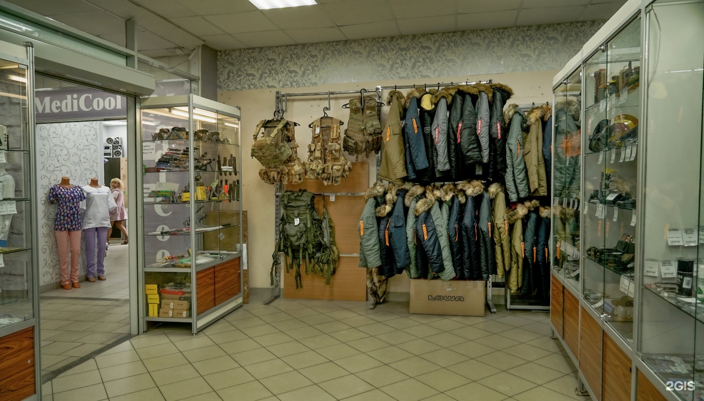 магазин экипировки. мма спорт магазин. снаряжение мурманск. торговое оборудование мурманск магазин на кирова,25. витрина с манекеном в кабинете обж.