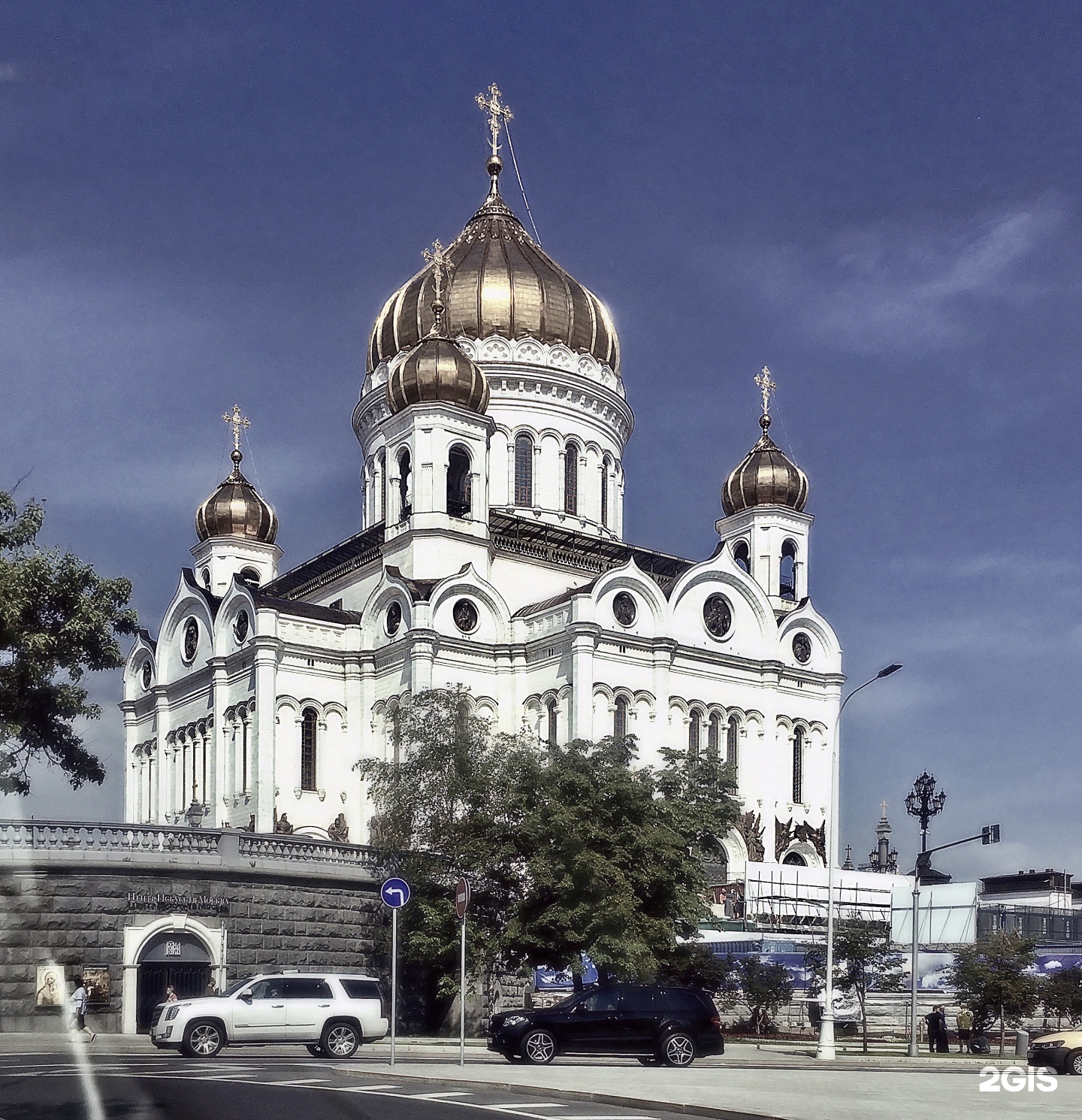 Улица волхонка храм. Храм Христа Спасителя на Волхонке. Москва улица Волхонка 15 кафедральный собор храма Христа Спасителя. ХХС улица 2023. Машины возле храма Христа Спасителя в Москве.