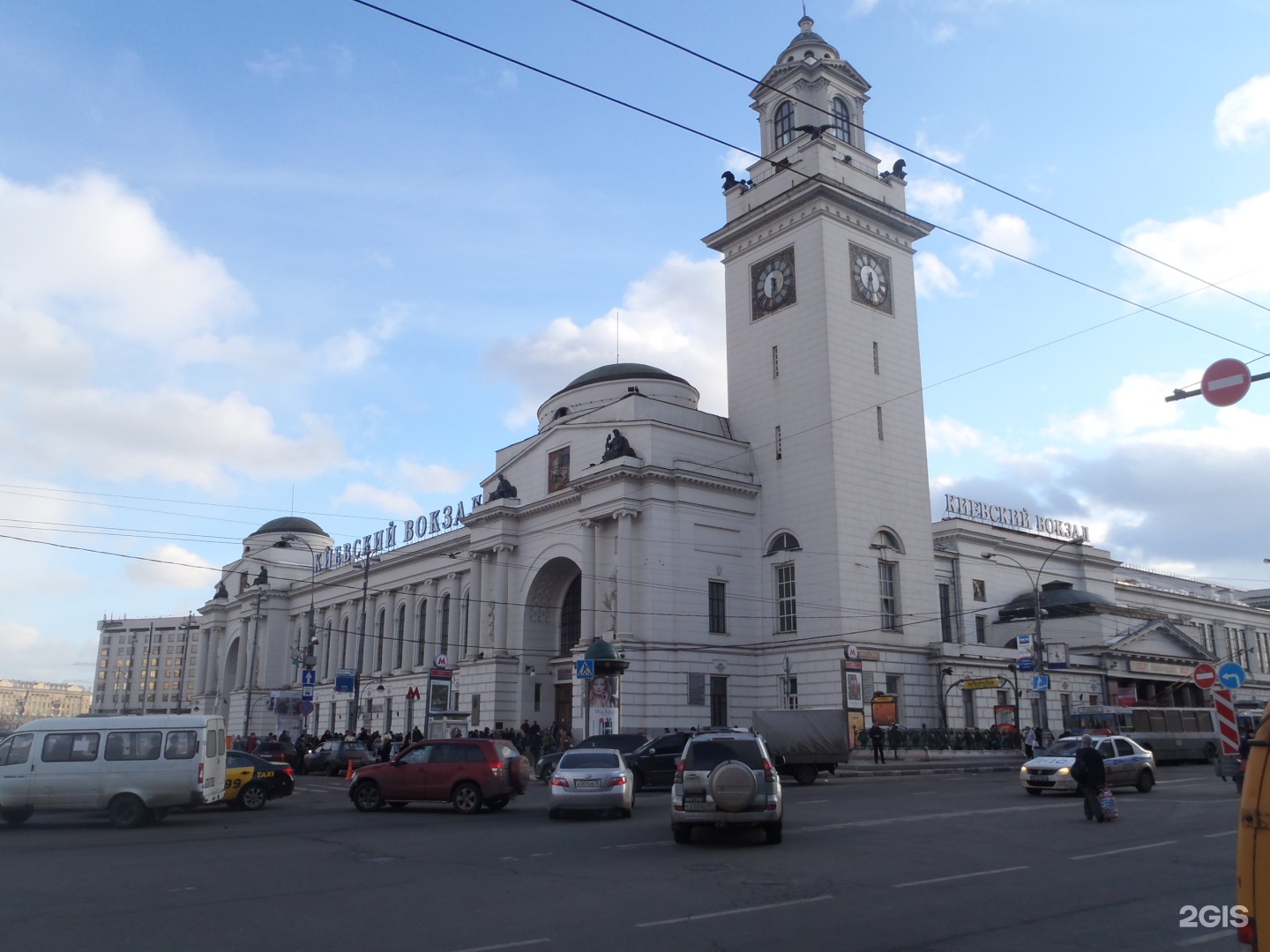 Киевский вокзал 1. Киевский вокзал, Москва, площадь Киевского вокзала, 1. Площадь Киевского вокзала 1998. Площадь Киевского вокзала 2. Шпиль Киевского вокзала.