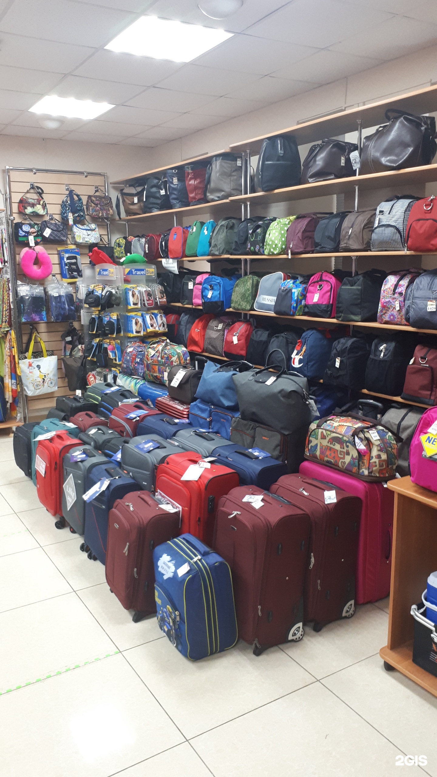 Магазин саквояж барнаул. Саквояж салон. Парикмахерская среднерогатская. Парикмахерская среднерогатская 12. Вывеска магазина сумок.