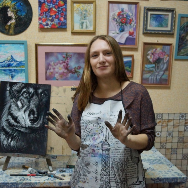 Курсы рисования екатеринбург. Графика школа рисования Екатеринбург директор школы. Рисует сразу 5 картин