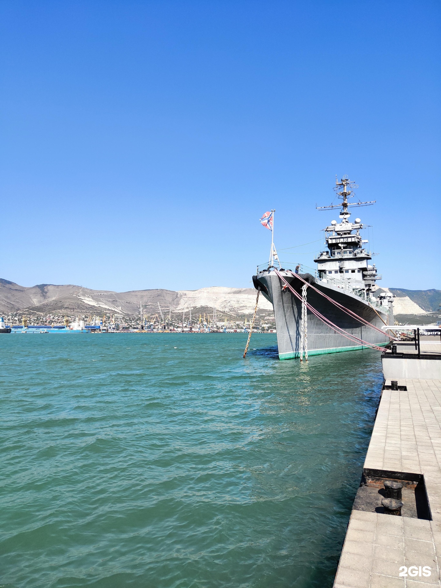 Морские прогулки в новороссийске. Новороссийск набережная. Новороссийск музей корабль на набережной. Крейсер в Новороссийске имени Михаила Кутузова.