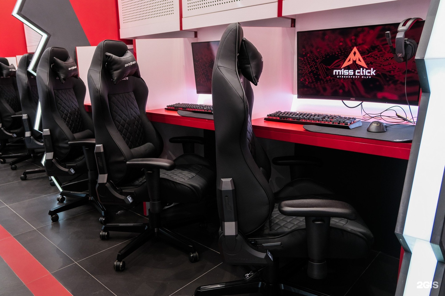 B zone. Киберклуб CYBERX, Сургут. CYBERX киберклуб Симферополь. Кибер клуб CYBERX Кострома. DXRACER g8000.