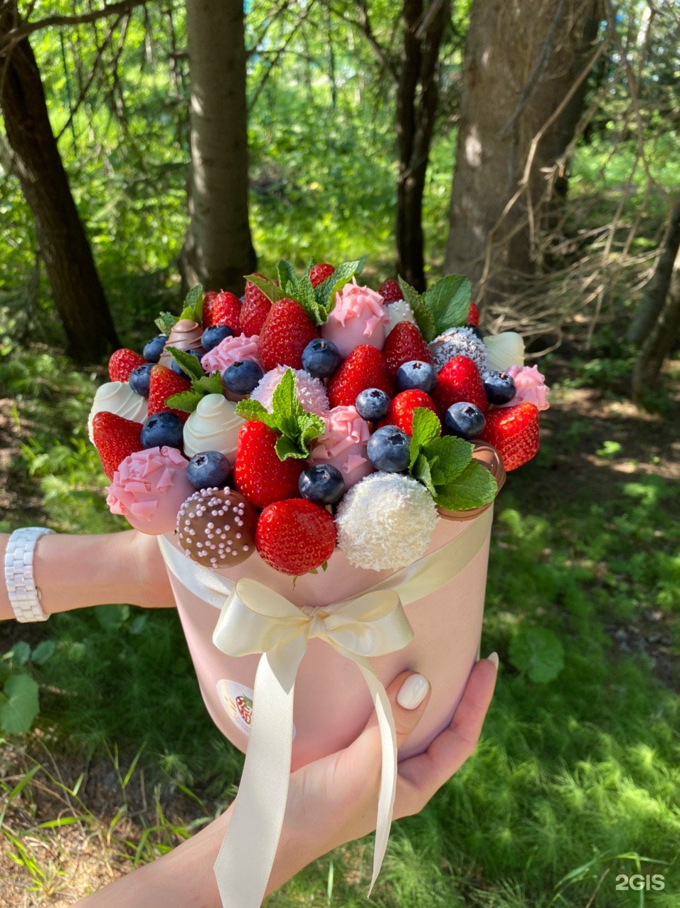 Berry mood. Клубничная мастерская ангарск. Большой ягодно-фруктовый букет в шляпной коробке. Berry mood. Berry mood.