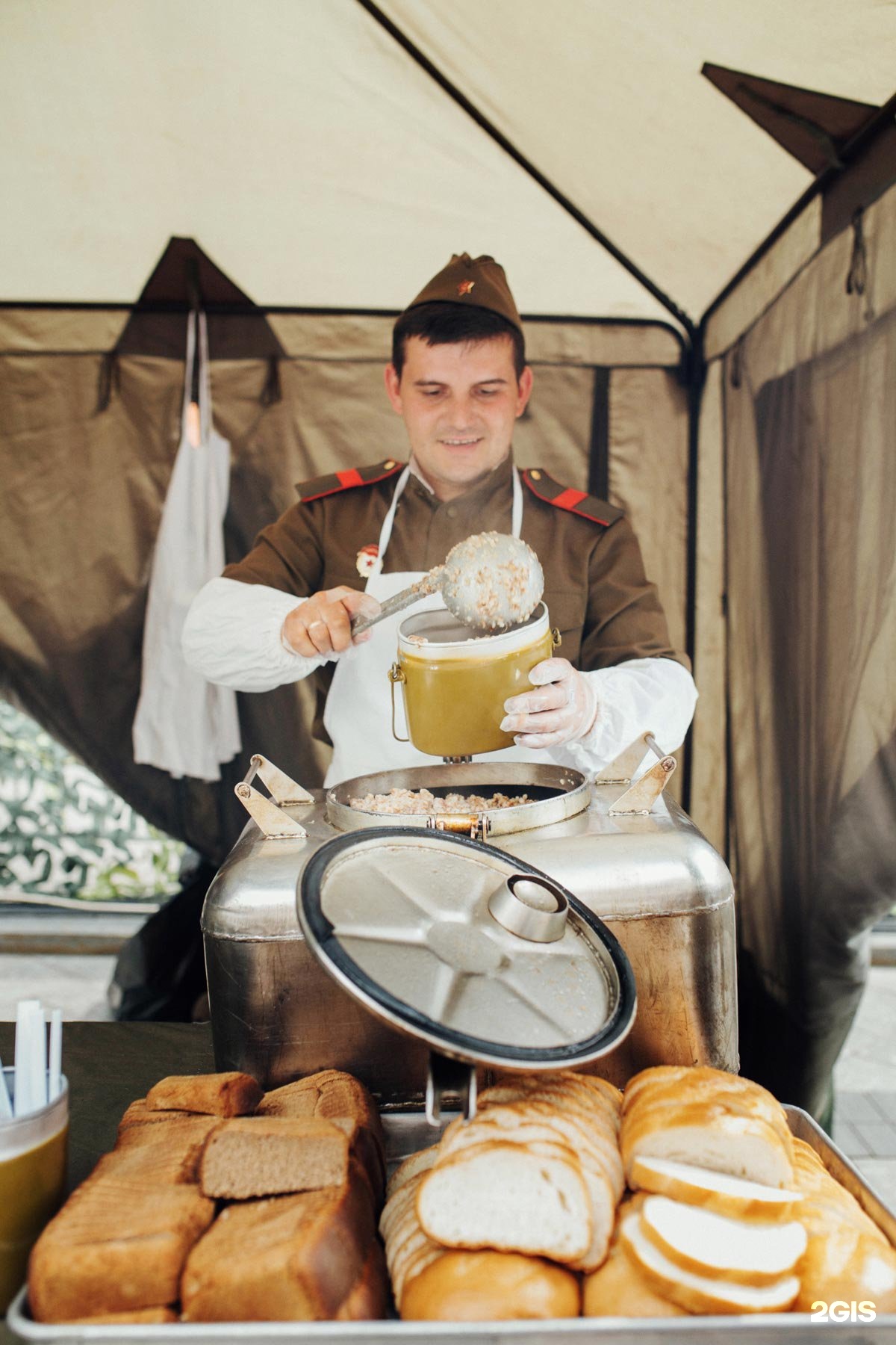 Блюда полевой кухни. Полевая кухня. Военная Полевая кухня. Полевая кухня армейская. Повар полевой кухни.