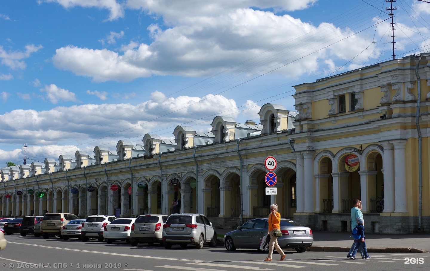 Гостиный двор санкт петербург камера. Универмаг Гостиный двор Санкт-Петербург. Гостиный двор Пенза. Гостиный двор Санкт-Петербург парковка. Владелец Гостиного двора.