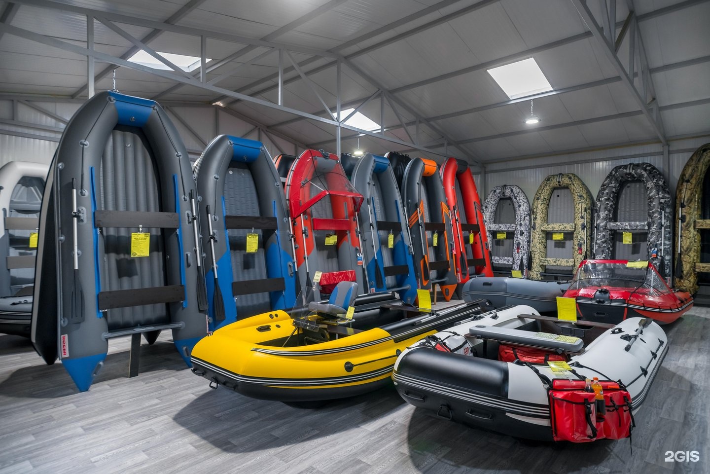 Лодка к 21. Катер аквамарин. Центр лодок. Аквамарин магазин лодок. Магазин аквамарин владивосток.