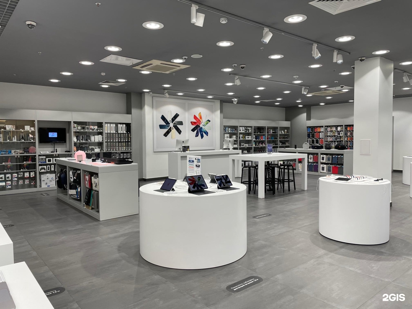 Istore минск. Магазин эпл Тюмень Кристалл. ISTORE Тюмень. Кристалл, Тюмень, улица Дмитрия Менделеева, 1а. Re Store ЦУМ.