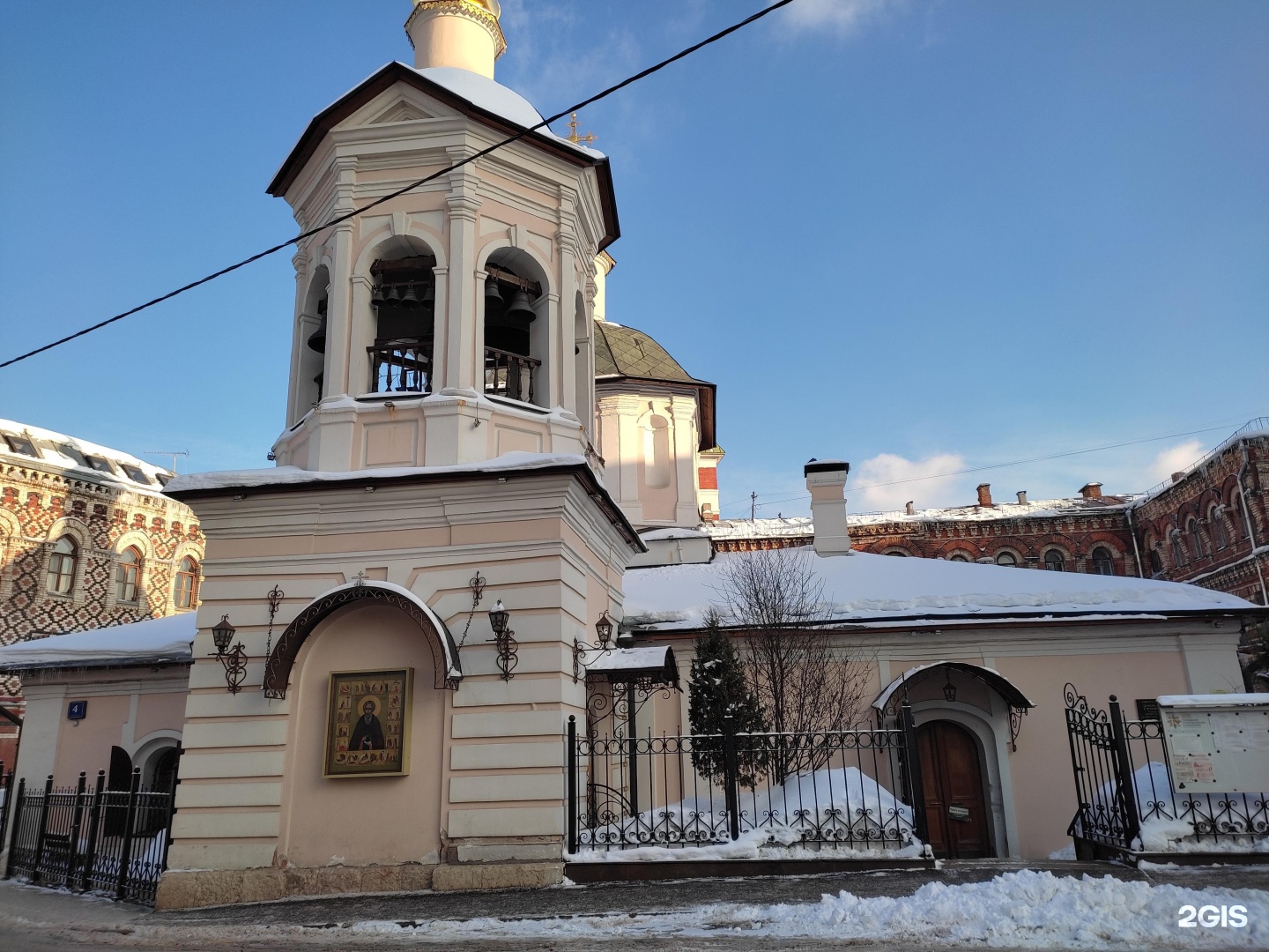 Сергия в крапивниках расписание. Храм в Крапивниках. Храм в Крапивниках в Москве. Храм преподобного Сергия в Крапивниках. Часовня Сергия Радонежского в Москве.