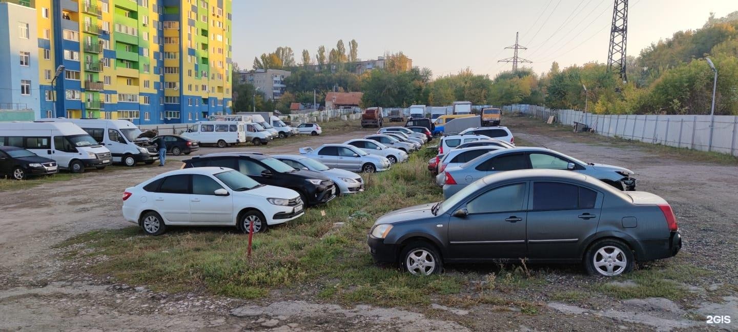 Вакансии автостоянка москва. Сторож автостоянки. Сторожка на автостоянке. Сторожка на стоянке. Охранник на стоянке.