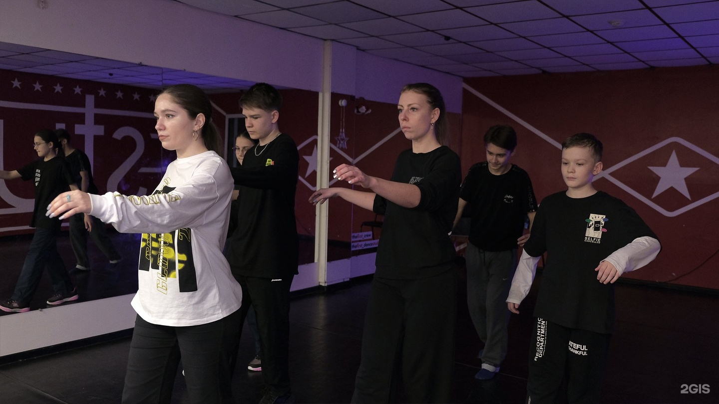 Crew studio. Танцевальная студия экипаж Екатеринбург. Школа танцев на архиерейской в Белгороде. Богдана Хмельницкого 42 Иваново студия танцев. DC Crew танцы.