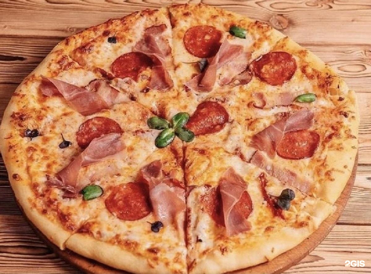 Бизон пицца меню. Рим пицца Ессентуки. Пицца в кафе. Пицца Нова. Пицца на улице.
