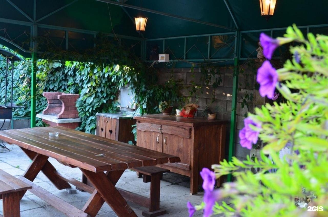 Пирогова 32 тула старый двор. Заречный дворик кафе тула. Дворик тула. Заречный дворик кафе тула. Старый дворик тула кафе.