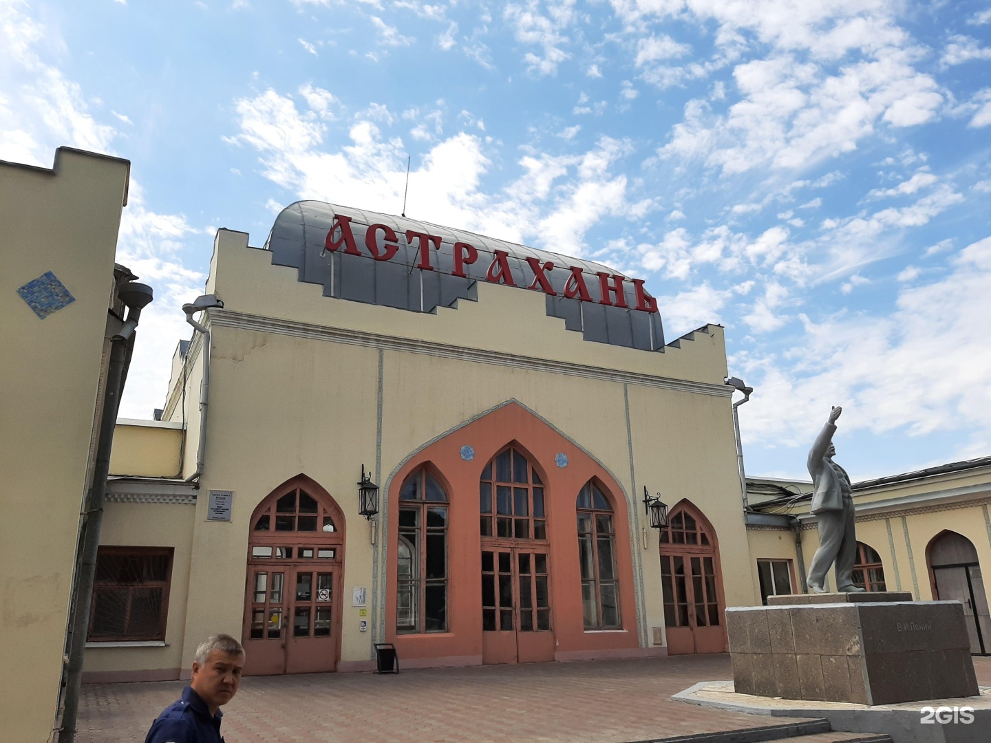 Железнодорожный вокзал в астрахани
