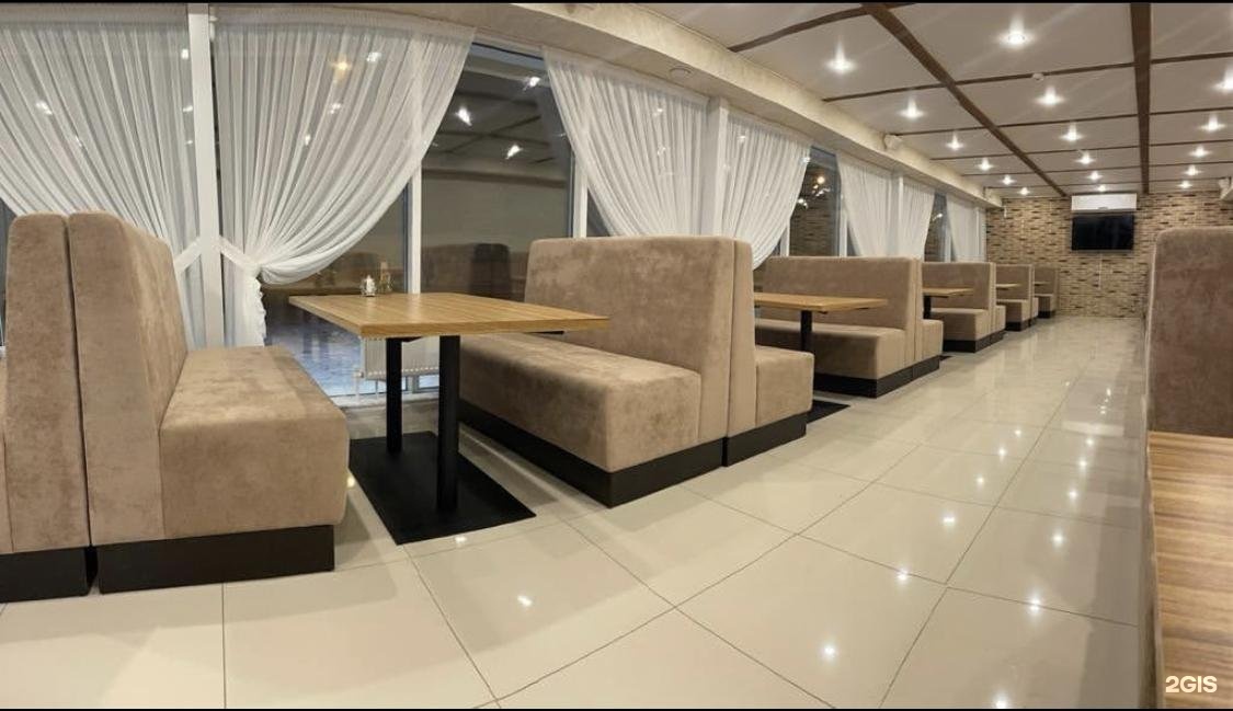 шашлычный двор 1 орел 5 августа. шашлычная барнаул. кафе шашлычный дворик. выкладка шашлыка на витрине. шашлычный дворик камышин.