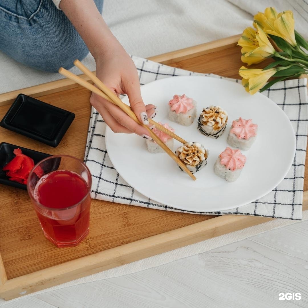 Rolling hills make sushi. Суши make. Кунцево Плаза суши. Кунцево Плаза роллы. Соус лава для роллов.