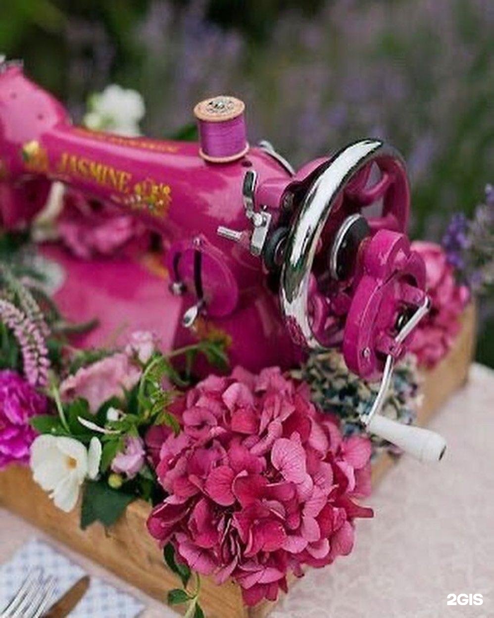 Швейная машинка с цветами