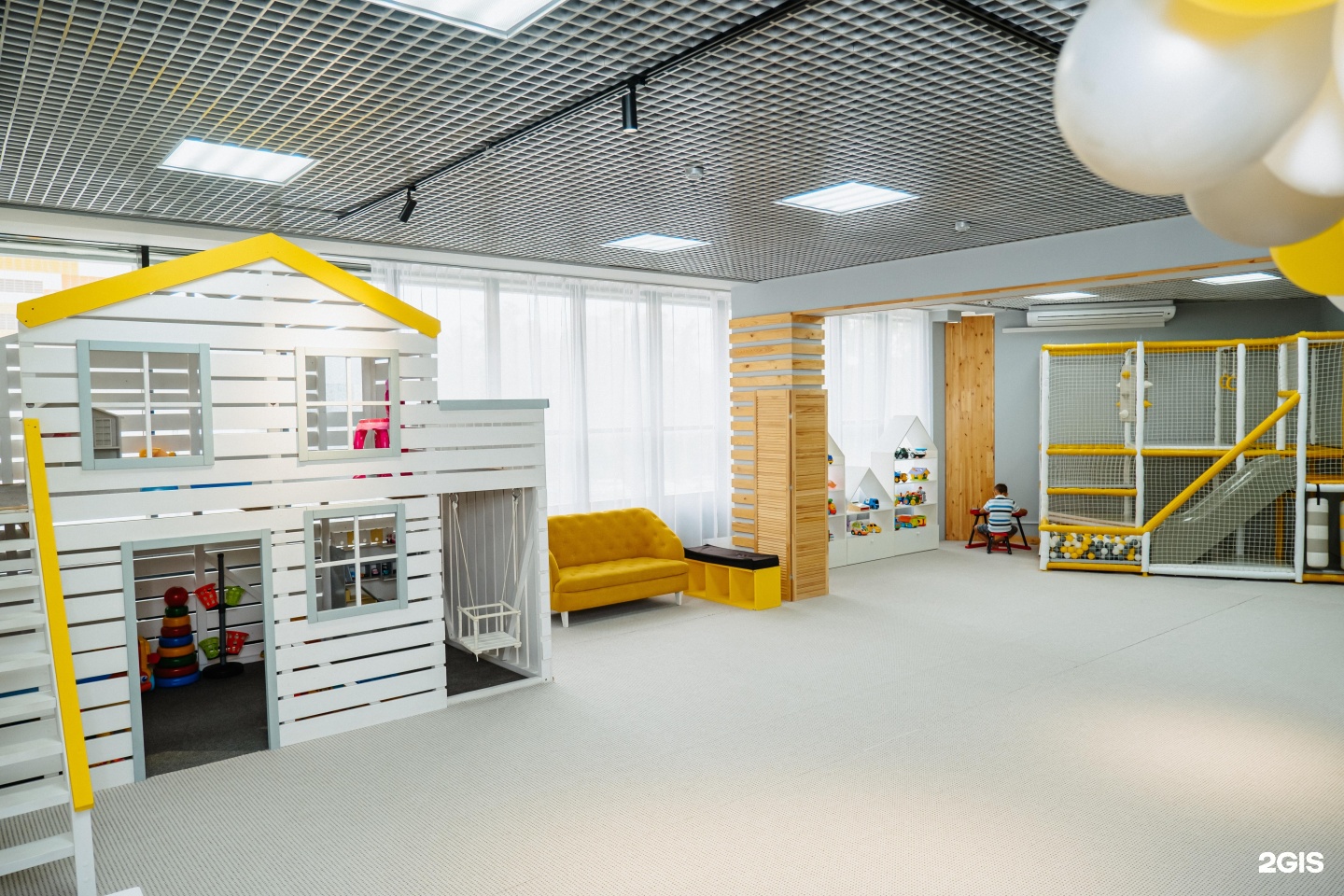 студия детских праздников. Sova красноярск. детская комната в фитнес центре. студия детских праздников дизайн. оформление стен в детском клубе.