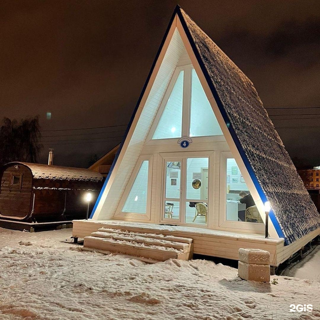 красивый дом с большими окнами. дом 3 угла. голландская полувальмовая крыша. дом карандашом. крыша с эркером.