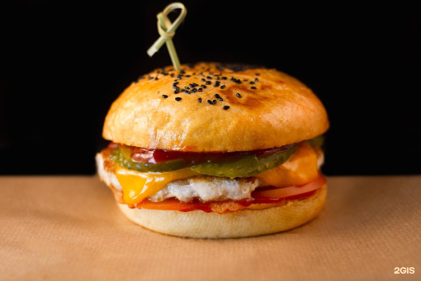 Детский бургер с куриной котлетой. Чеддер бургер. Бургер с котлетой и сыром. Гамбургер с котлетой и сыром. Бургер с куриной котлетой и сыром.