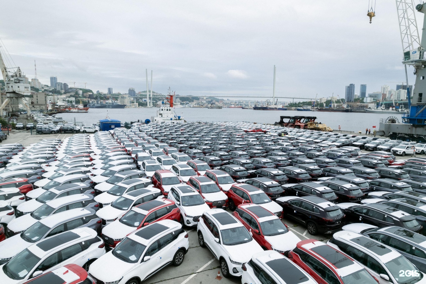 Vladivostok auto. Китай машины. Автомобили из Китая. Китайские автомобили в порту. Автомобильная промышленность Китая.