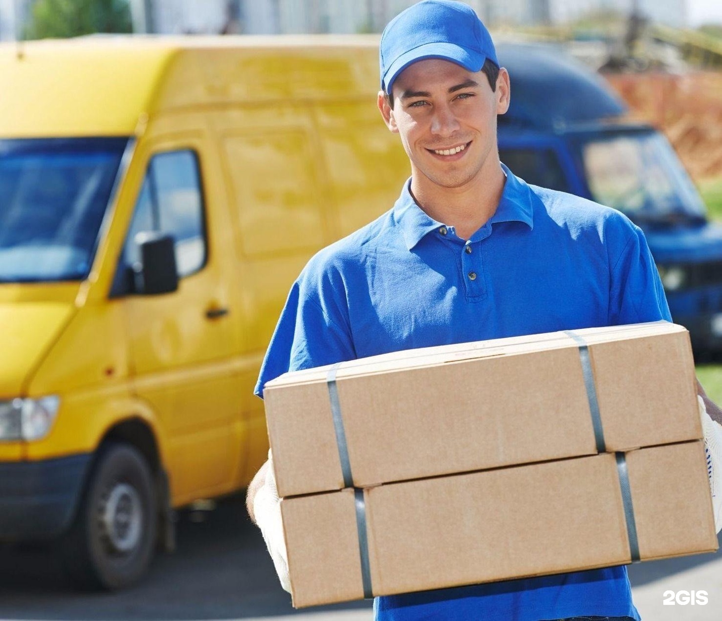 Курьер на автомобиле. Доставка. Водитель курьер. Экспедитор женщина. Экспедитор данных.