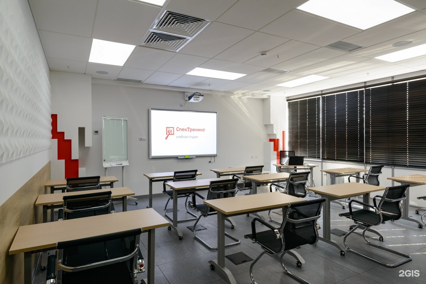 Образование студии. Телесуфлер студийный. Образование студии. Кабинет дизайнера одежды. Преподаватель вокала.