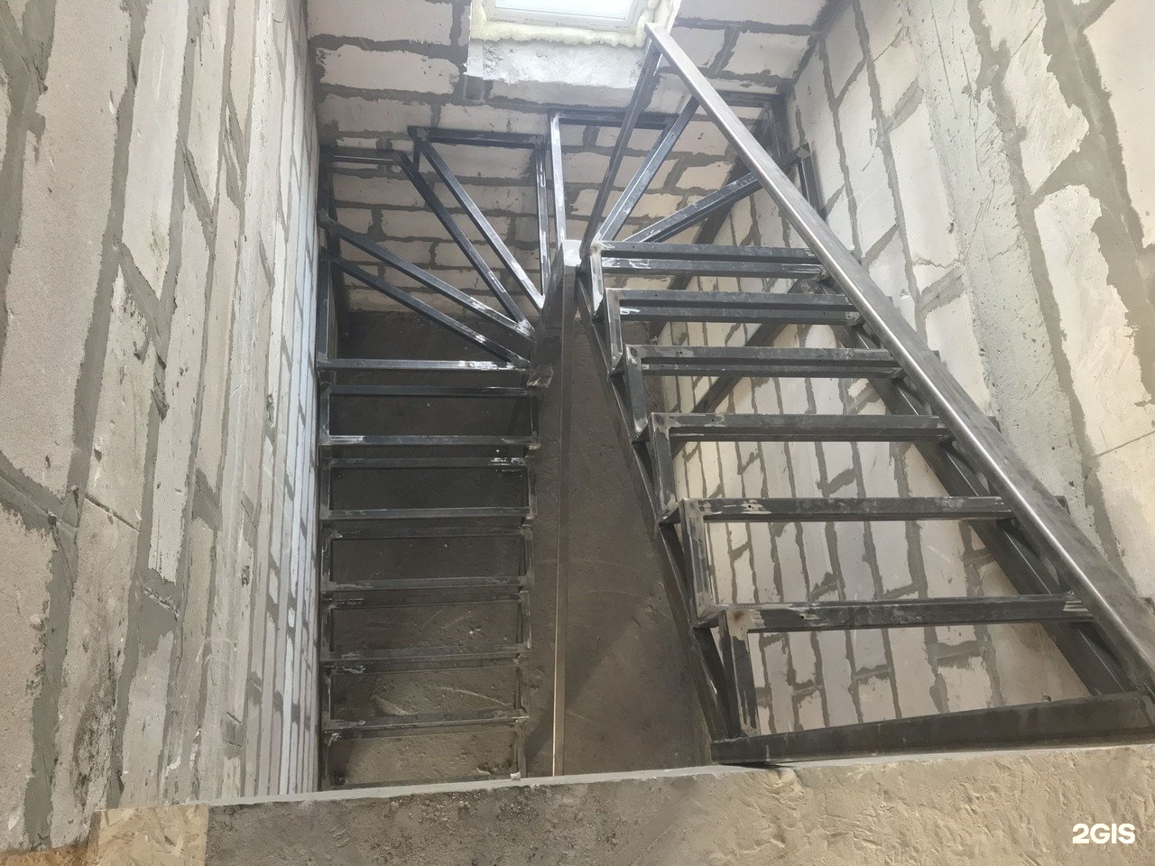 Металлокаркас лестницы с забежными ступенями на 180