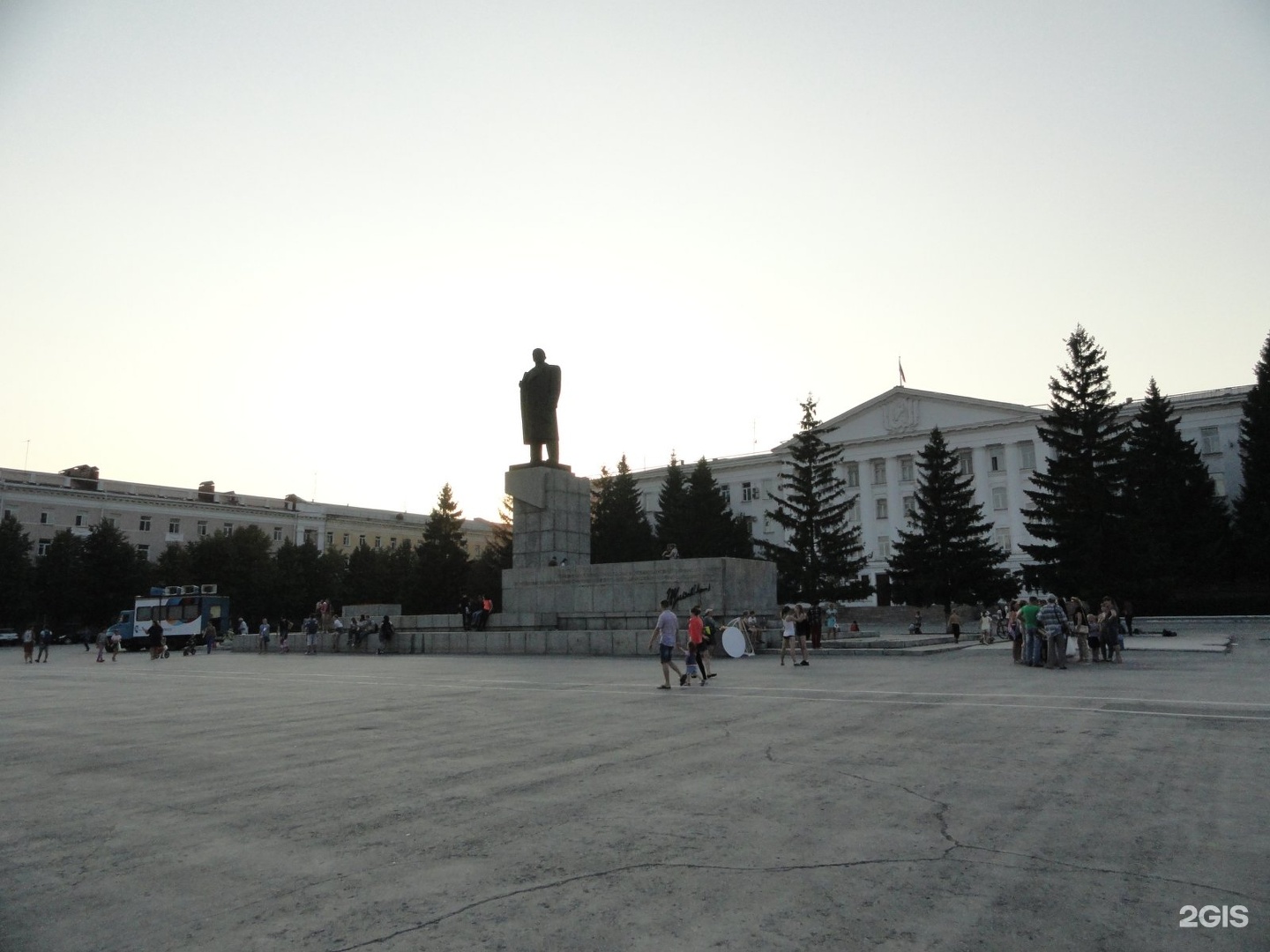 Два кургана. Площадь Ленина Курган. Площадь им Ленина Курган. Курган площадь Ленина фото. Памятник Ленину в Кургане на площади.