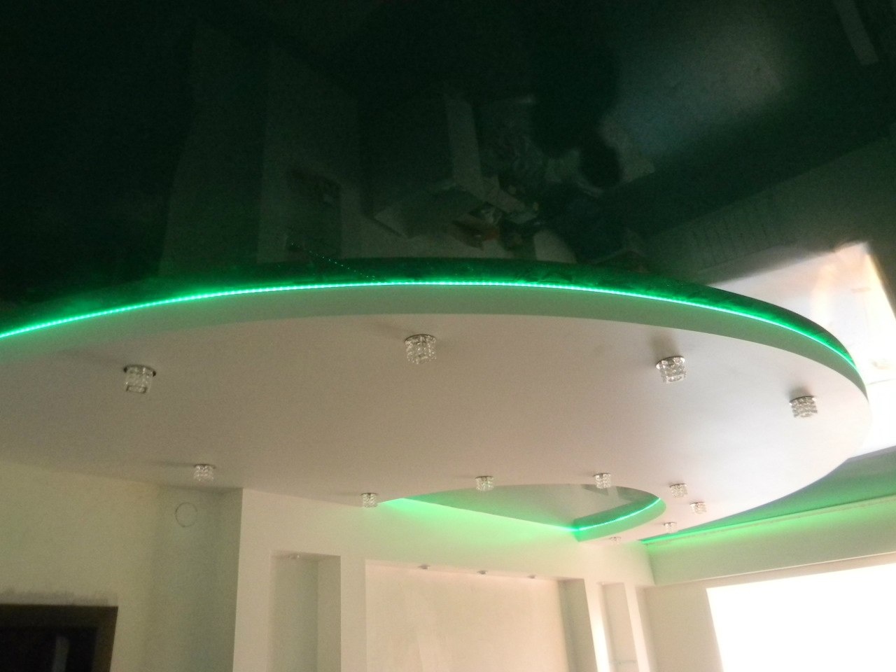 С подсветкой зеленой потолок натяжной