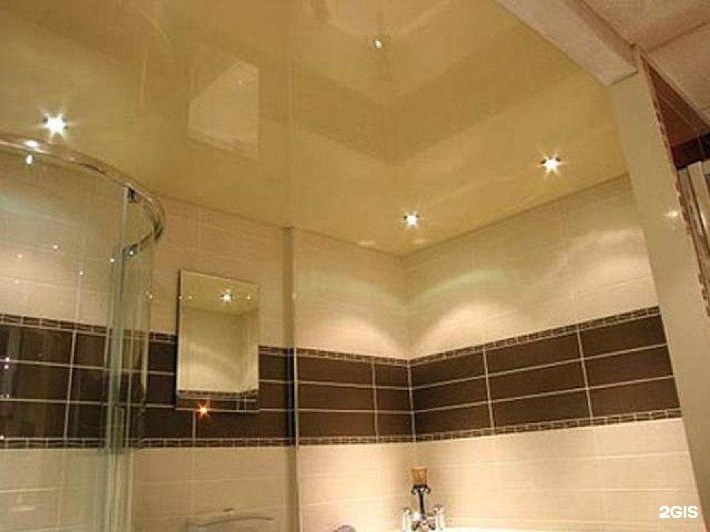 натяжной или подвесной потолок в ванну лучше