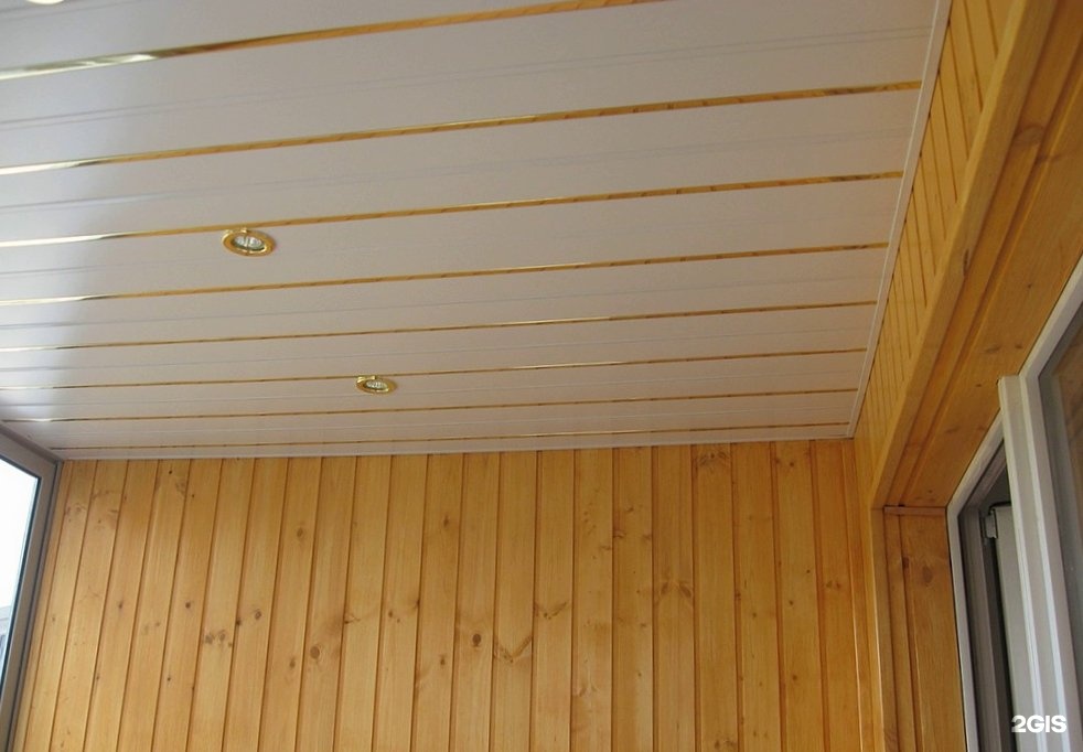 Реечный потолок на балконе фото