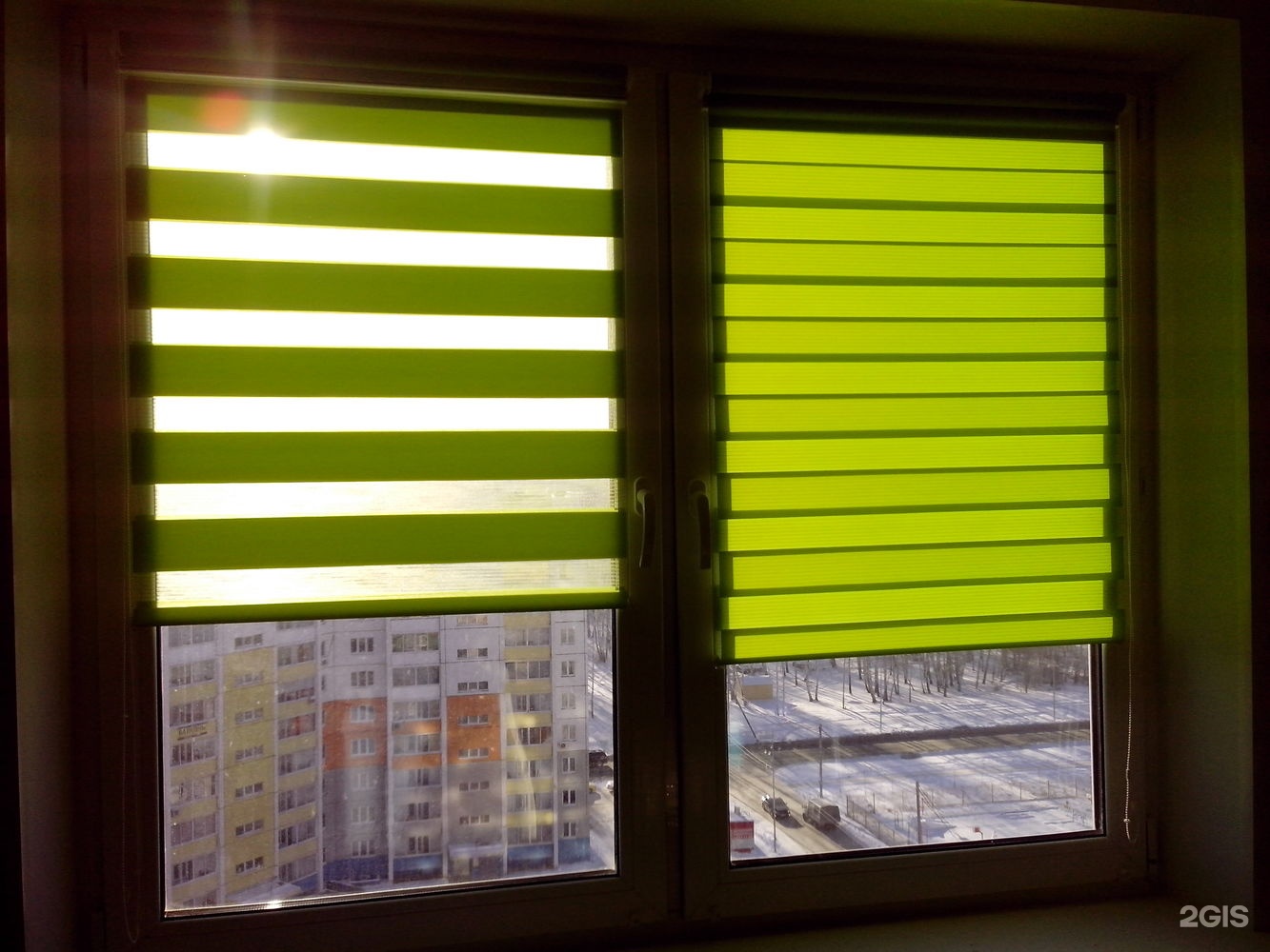 как крепятся рулонные шторы день ночь на пластиковые окна