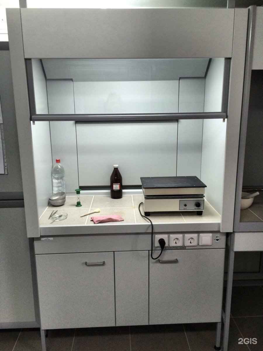 вытяжной шкаф в лаборатории установка