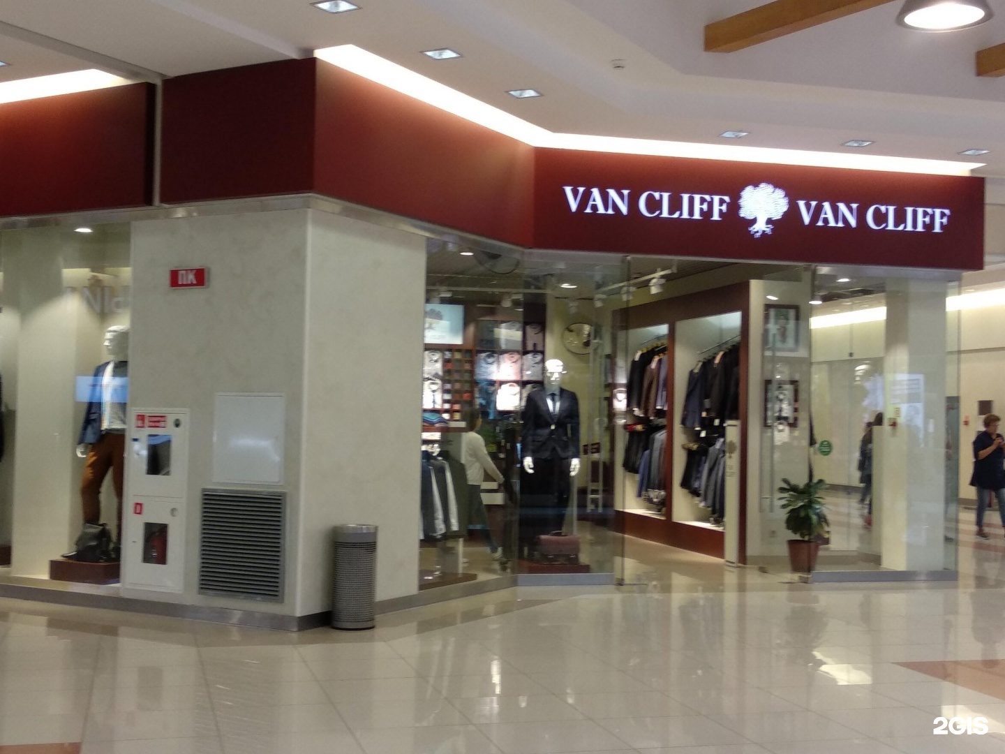 Магазин ван клиф. Van Cliff Пенза. Van Cliff магазин мужской одежды Москва. Пальто фирмы van Cliff. Van Cliff фото магазина.