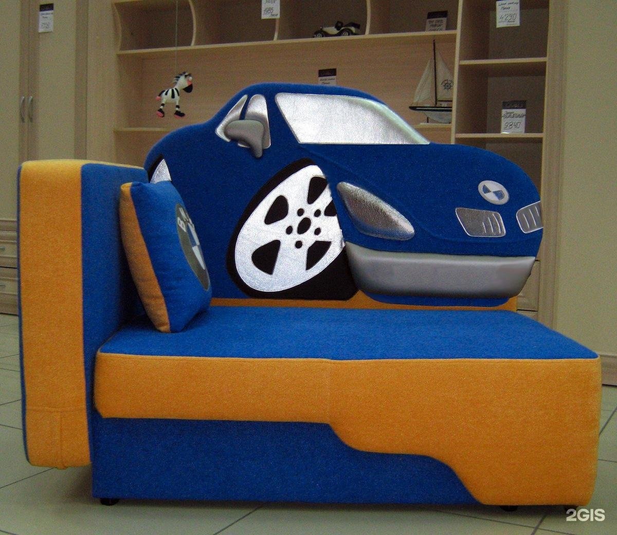 Детский диван в виде машинки