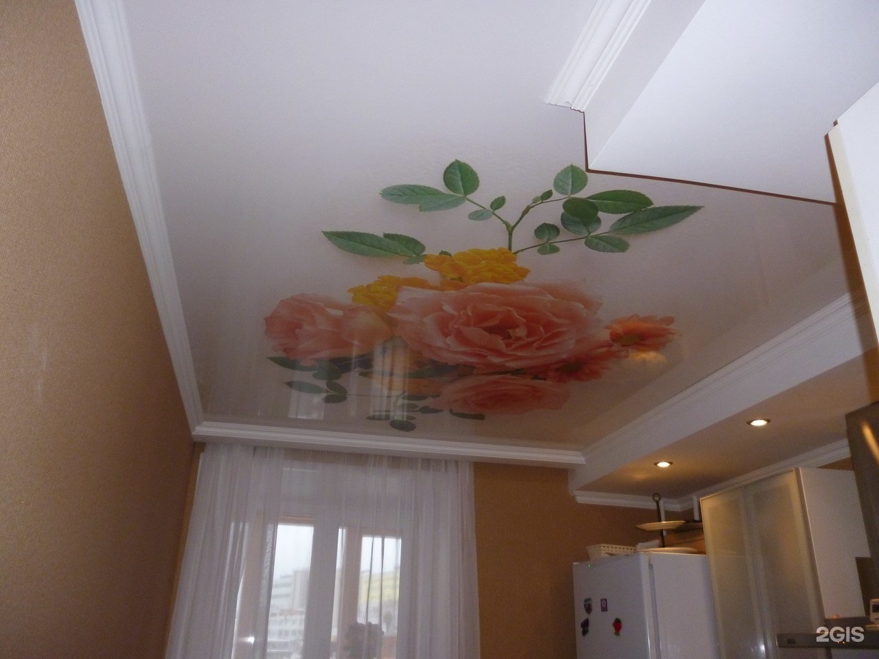 Натяжные потолки на кухню с цветами