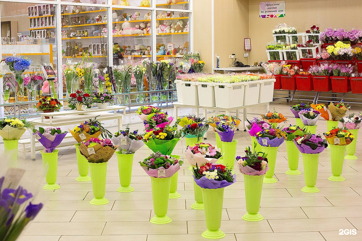 Доставка цветов недорого цветочная база. Цветочный магазин. Цветочный магазин клумба. Цветочная база. Цветник магазин цветов.