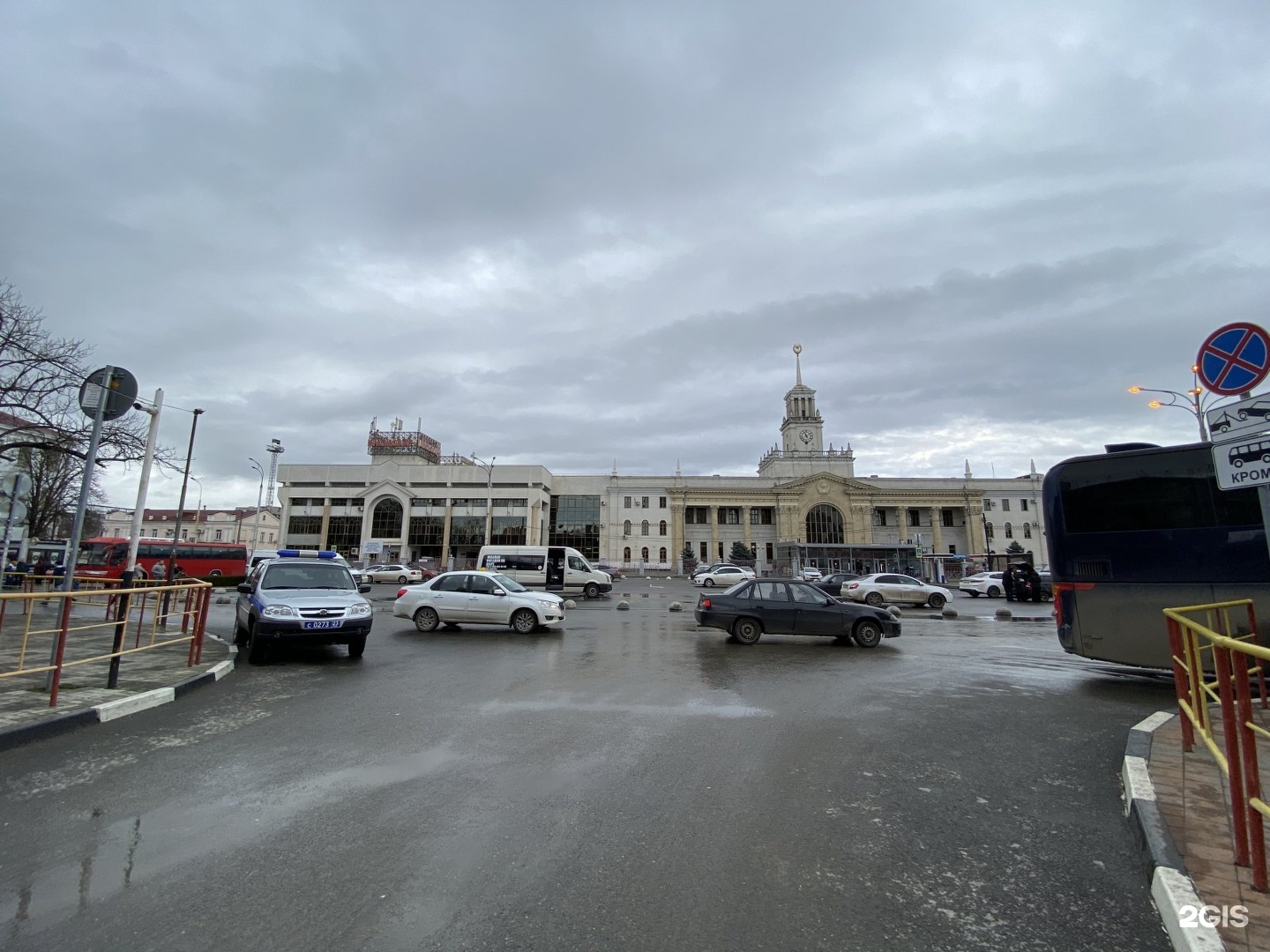 Автовокзал краснодар привокзальная. Привокзальная площадь 1 Краснодар. ЖД вокзал Краснодар Привокзальная площадь. Краснодар Привокзальная площадь 1 Железнодорожный вокзал Краснодар-1. Привокзальная площадь 9 Краснодар.