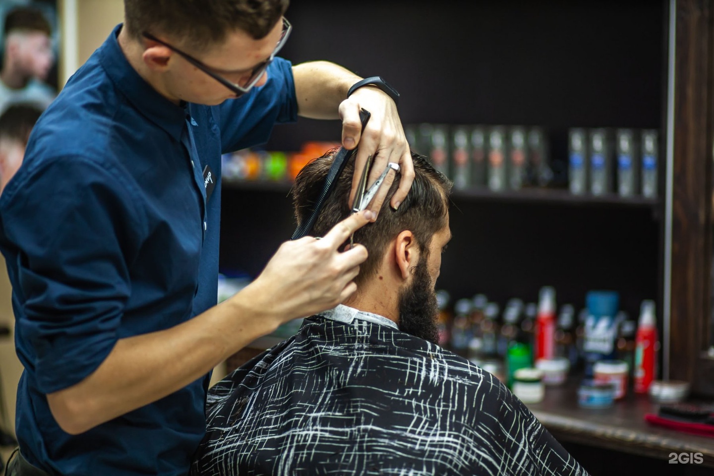 Салон для мужчин уфа. Мужская стрижка в салоне. Причёски в парикмахерской для мужчин. Барбер индустрия. Парикмахерская фото мужские.