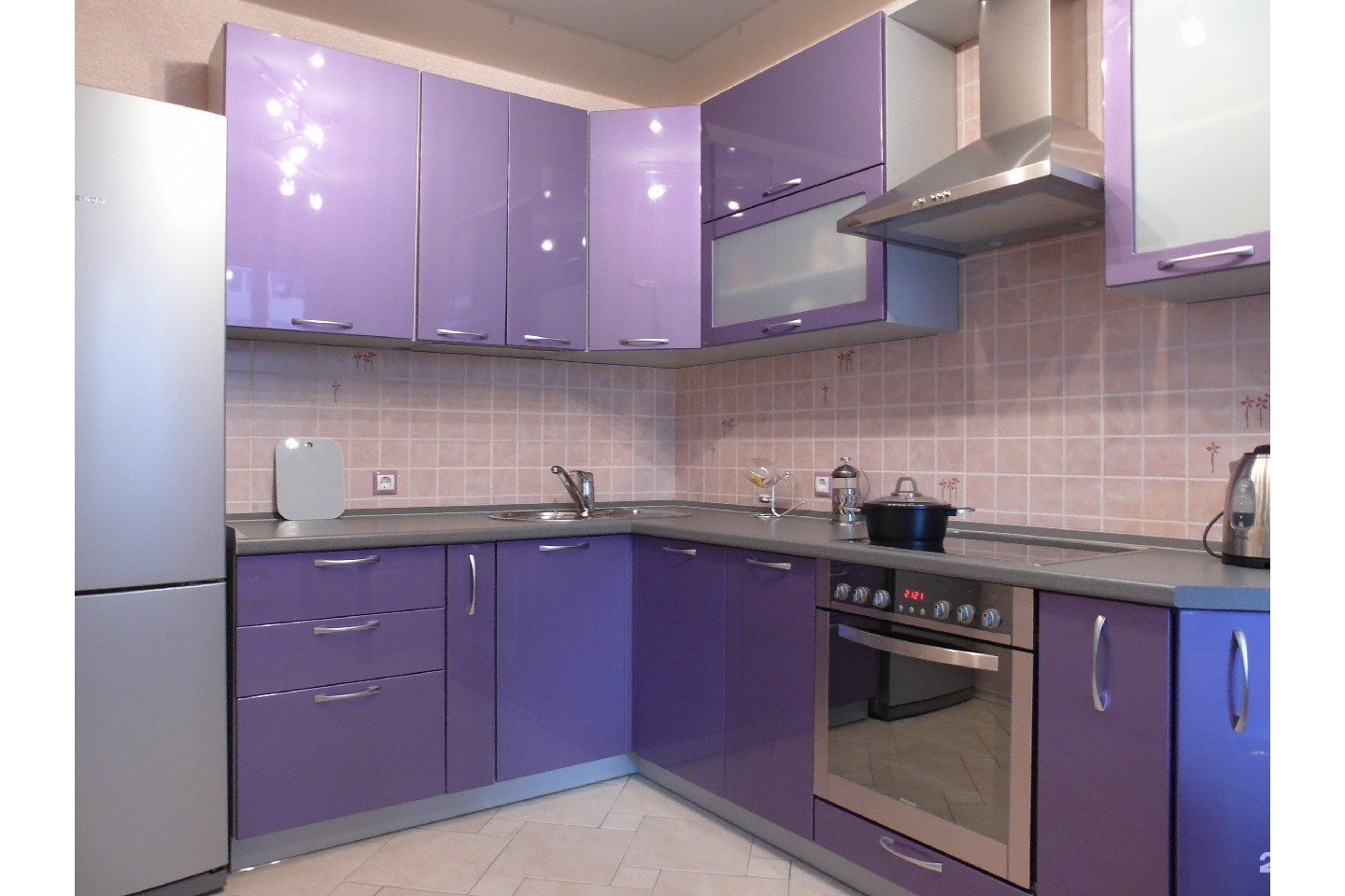 Фиолетовые кухни угловые