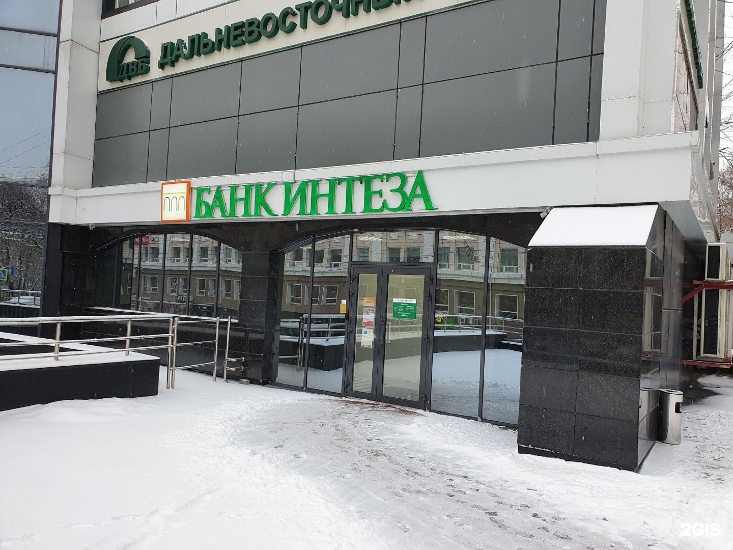 Вход в банк интеза. Банк Интеза. Банк Интеза фото. Литейный 57. Банк Интеза Екатеринбург.