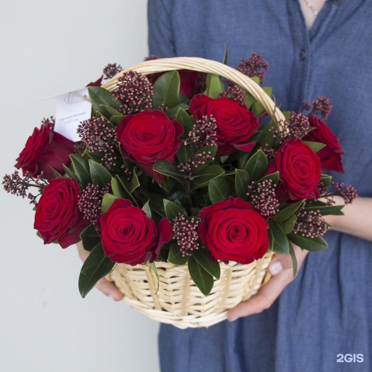 Заказать букет томск. Корзина с цветами. Красивый букет. Композиция цветы. Букет из красных роз необычный.