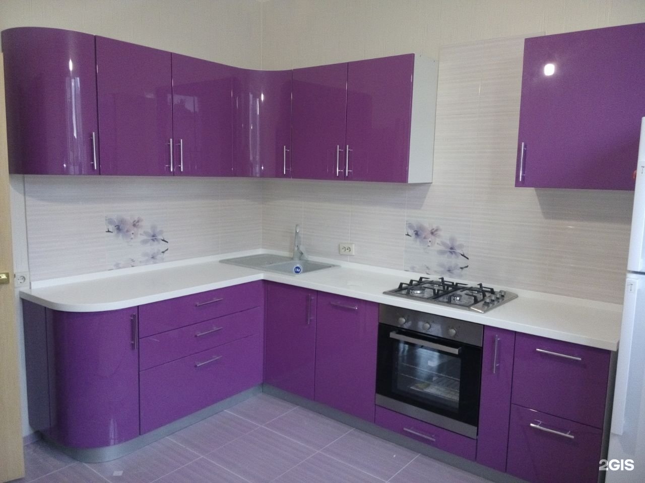 Угловая радиусная кухня фиолетовый с белым
